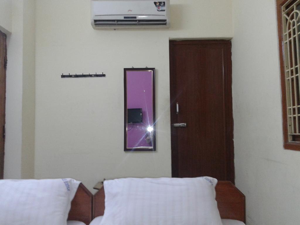 Noble Residency Hotel ตีรูปาติ ภายนอก รูปภาพ